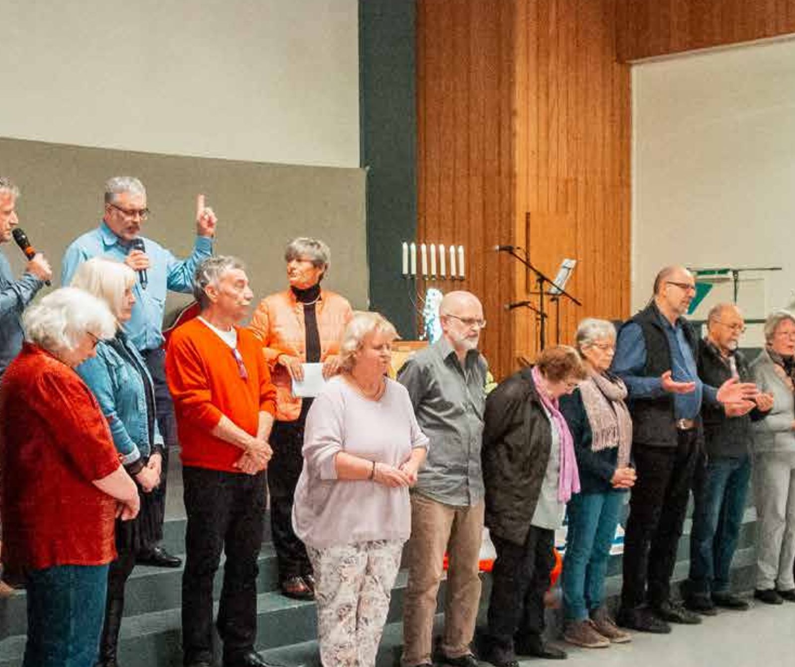 Gebetstag der Israel Werke Schweiz- eine Gruppe vonmenschen vor einer Bühne vereint