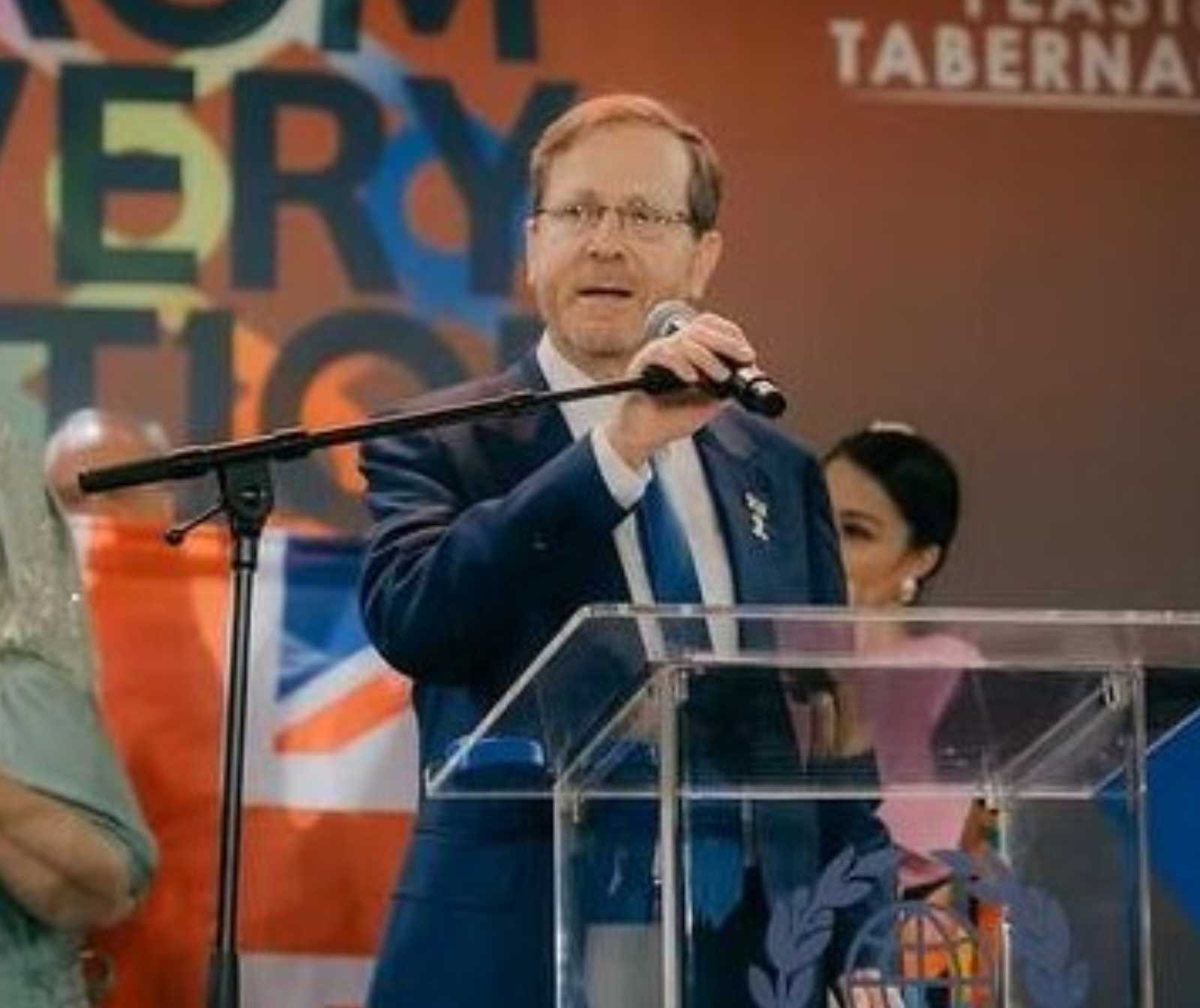 Prominente Gäste und Lobpreiser - mann am Rednerpult. Er hält das Mikrofon