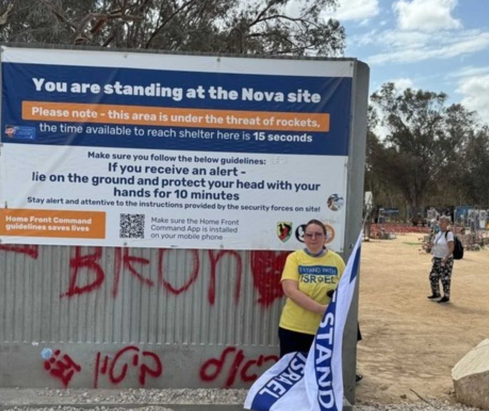 15 Sekunden und eine Bitte - eine Frau steht vor einem Schutzbunker in Israel