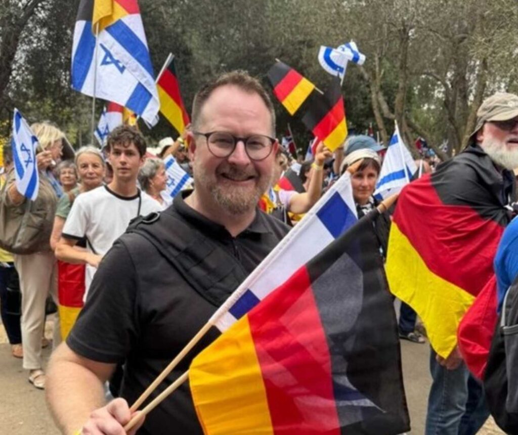 Prophetische Boten eine Gruppe von menschen mit deutschen und israelischen Flaggen in der Hand