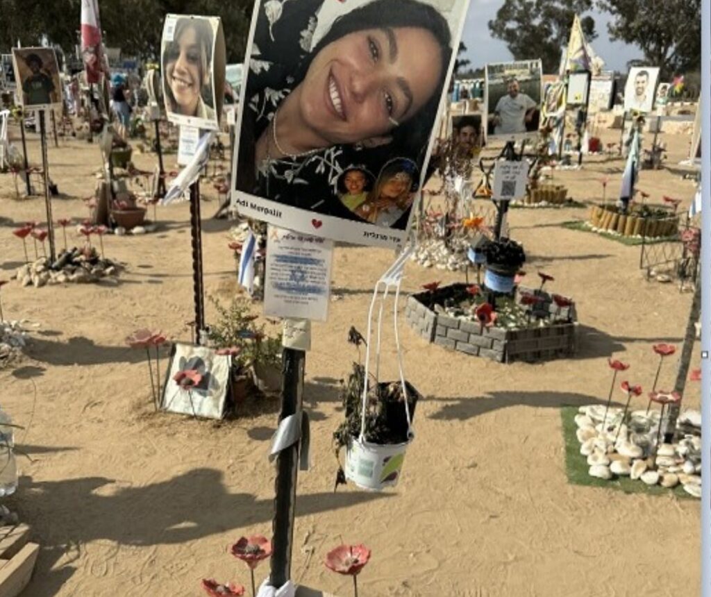 Trauma und Suizid - Gedenkstätte Nova-Festival Gelände mit Fotos und Blumen