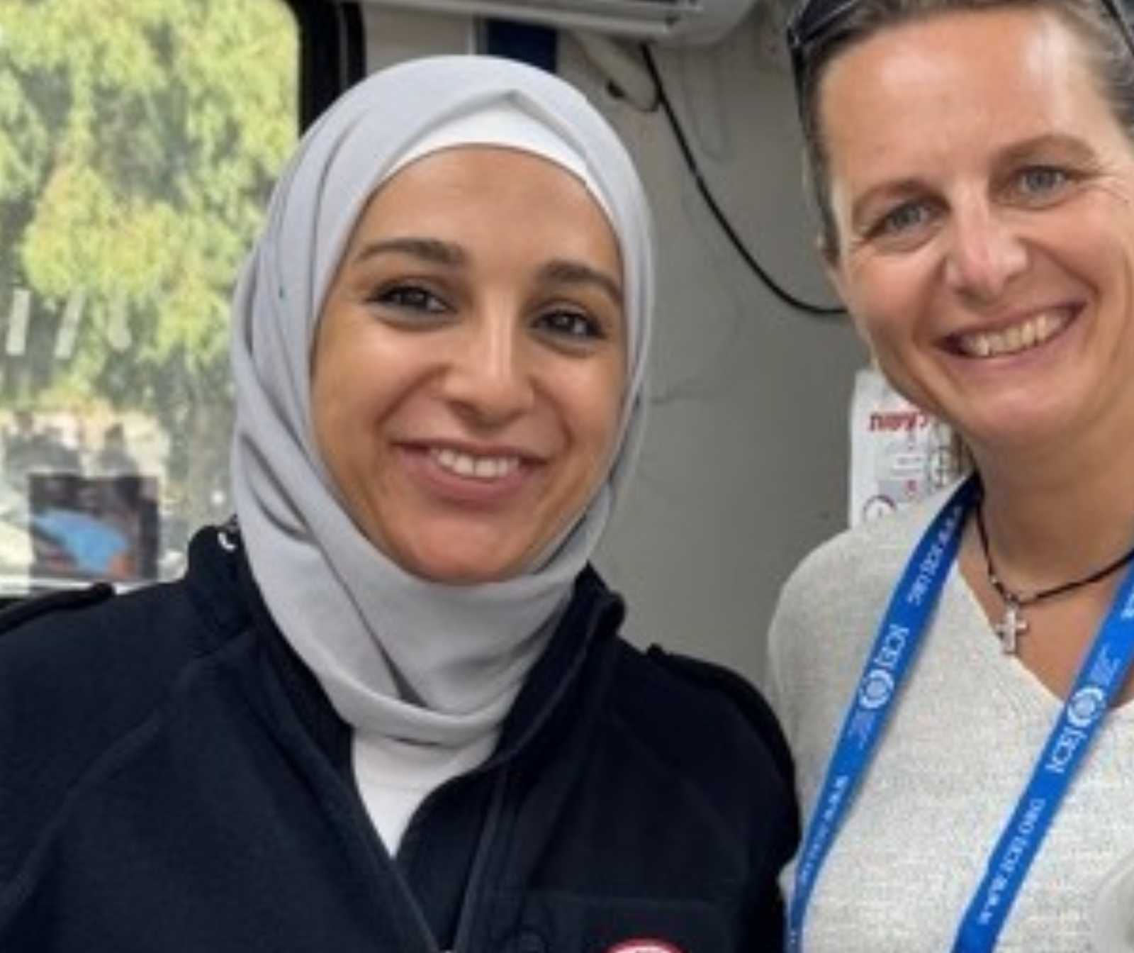 Kopftuch und Davidstern - eine Frau mit und eine ohne Kopftuch lächeln in die Kamera