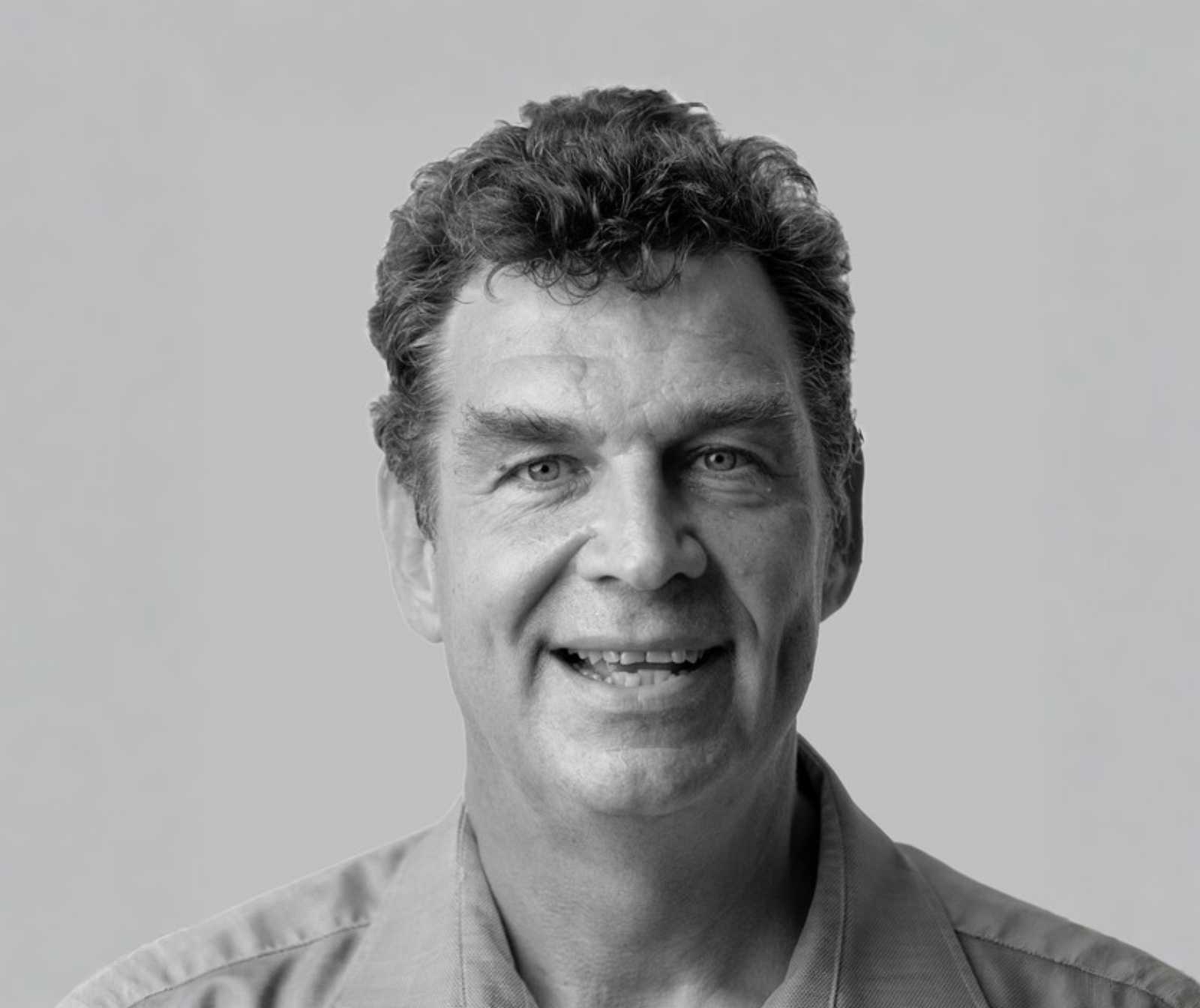 Gebetsanliegen aus Deutschland - schwarz weiß portraitforo eines Mannes, er lächelt in die Kamera