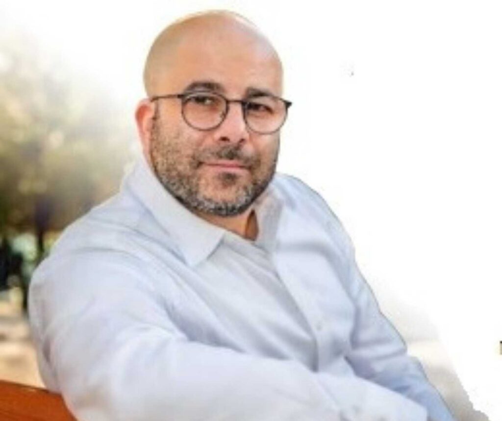 Es ist die Aufgabe der Nichtjuden - Portraotaufnahme eines jüngeren Mannes mit Brille und weißem Hemd