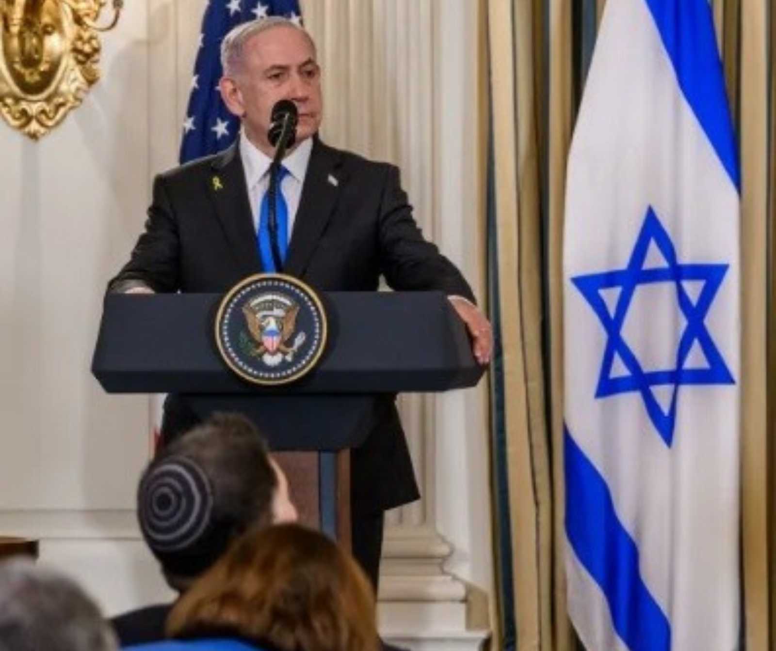 Ist Trumps Gaza-Plan gut für Israel? Benjamin Netanjahu hält eine Rede in den USA an einem Pult, die Israelfahne ist neben ihm aufgehängt