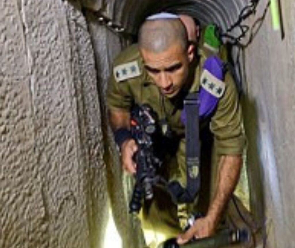 Hamas: Gefangen im eigenen Terrortunnel - ein Soldat in einem engen Gang eines Gebäudes
