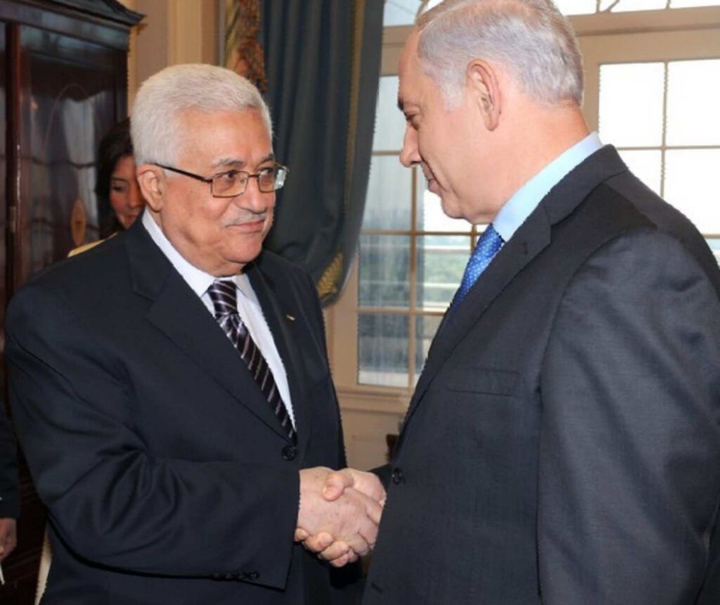 zwei älteren herren in feinen Anzügen schütteln sich die Hände und schauen sich in die Augen