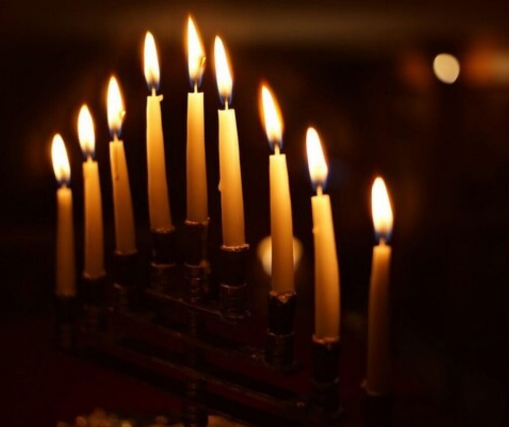 ein Kerzenleuchter mit neun brennenden Kerzen