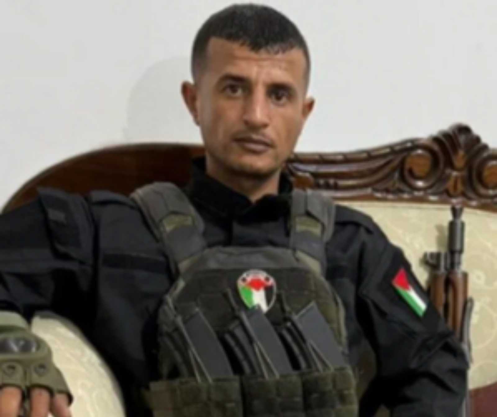 ein arabisch aussehender Mann in Militärkluft. Er ist mit Waffen ausgerüstet