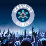 sehr viele Meenschen strecken ihre Hände in die Luft. Darüber ist ein Logo, es steht Jesaja-62 Gebet darauf