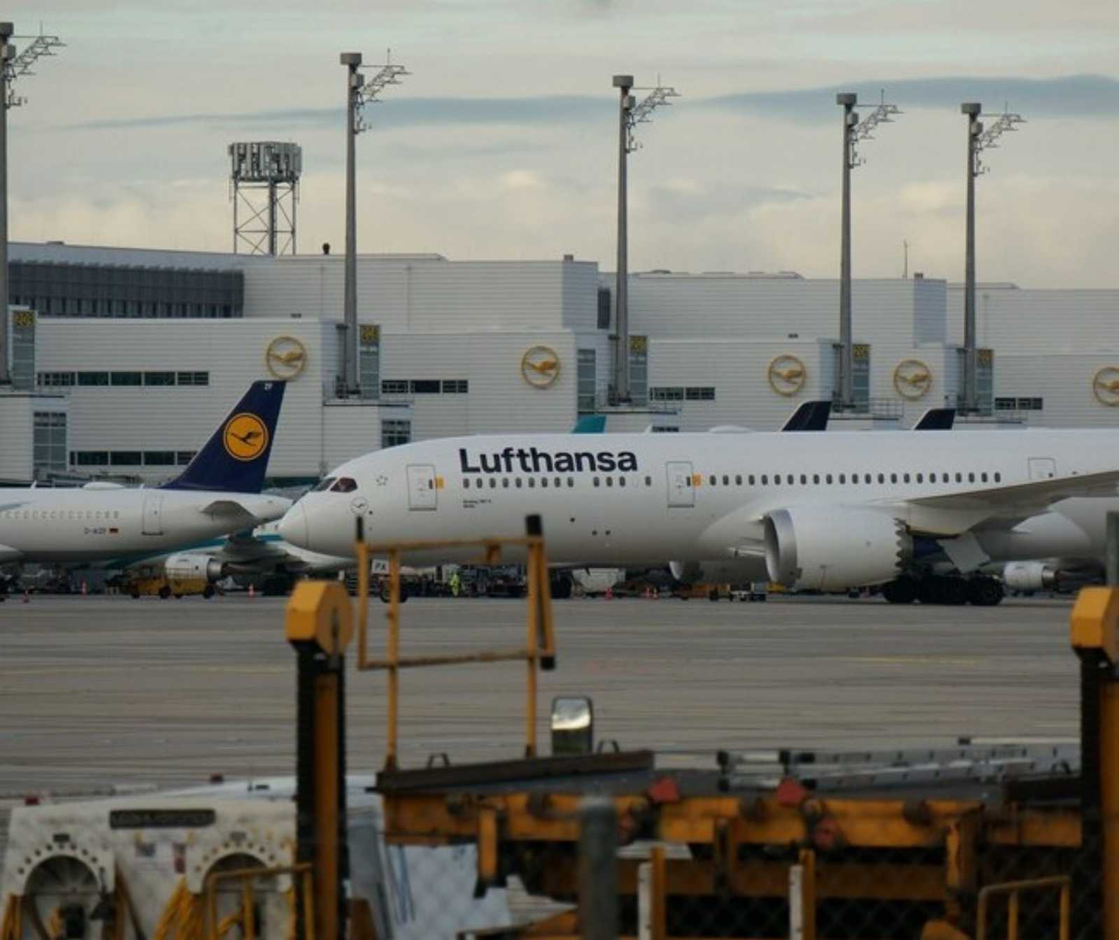 zwei Lufthansa Flugzeuge stehen auf einem Areal der Lufthansa