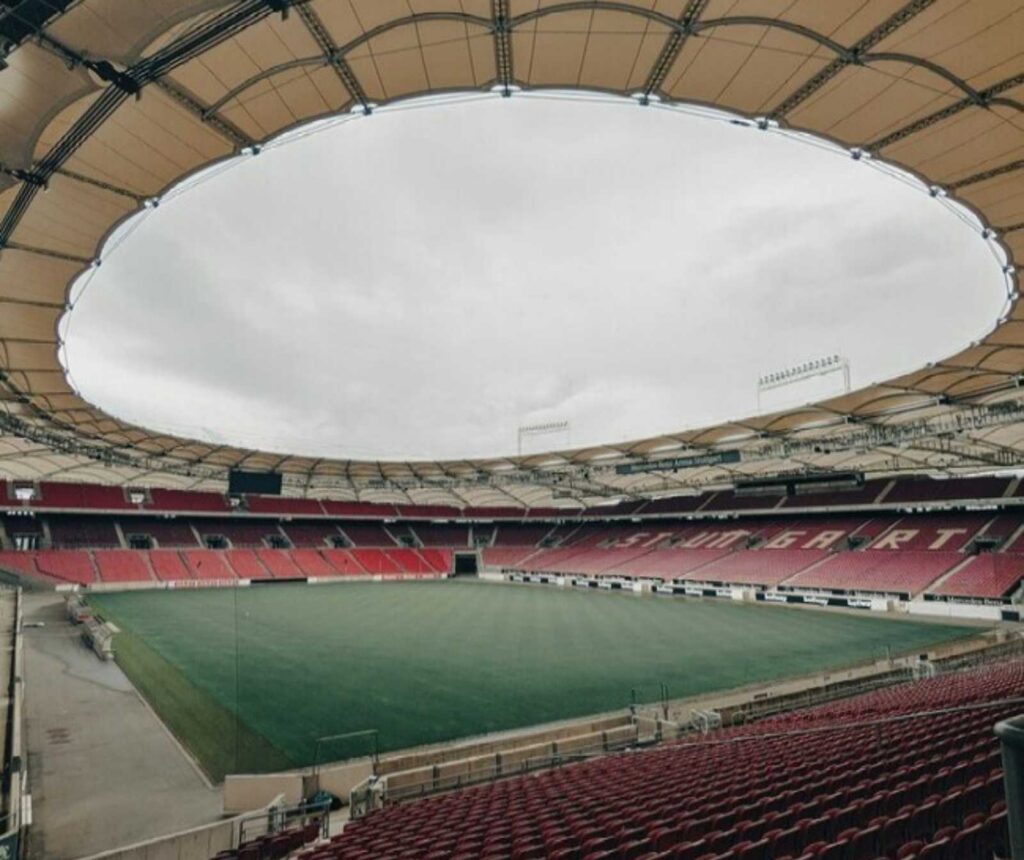 ein Fußballstadion von der Tribüne aus gesehen