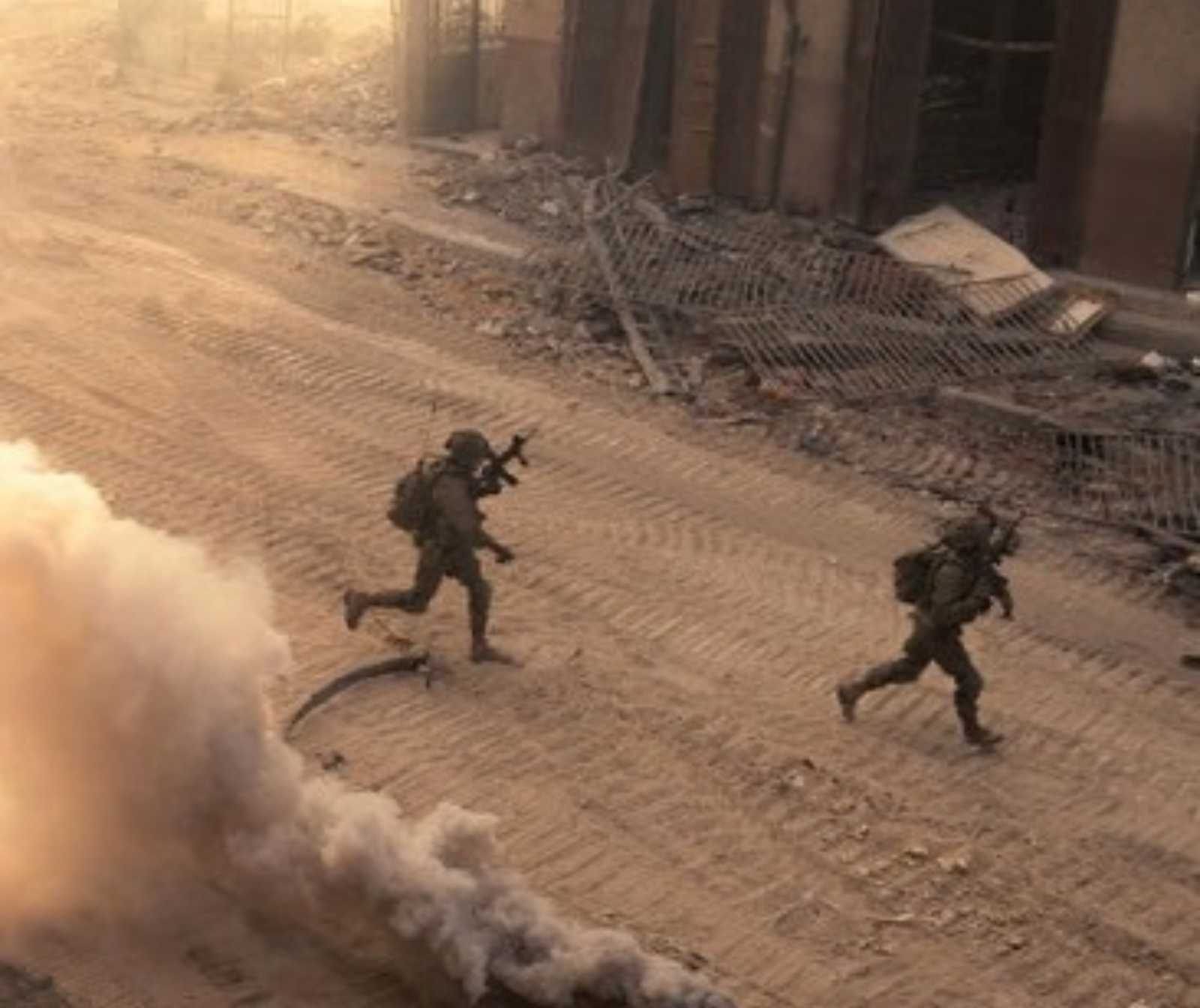 zwei Soldaten rennen auf staubiger Straße. alles ist in Schutt und Asche