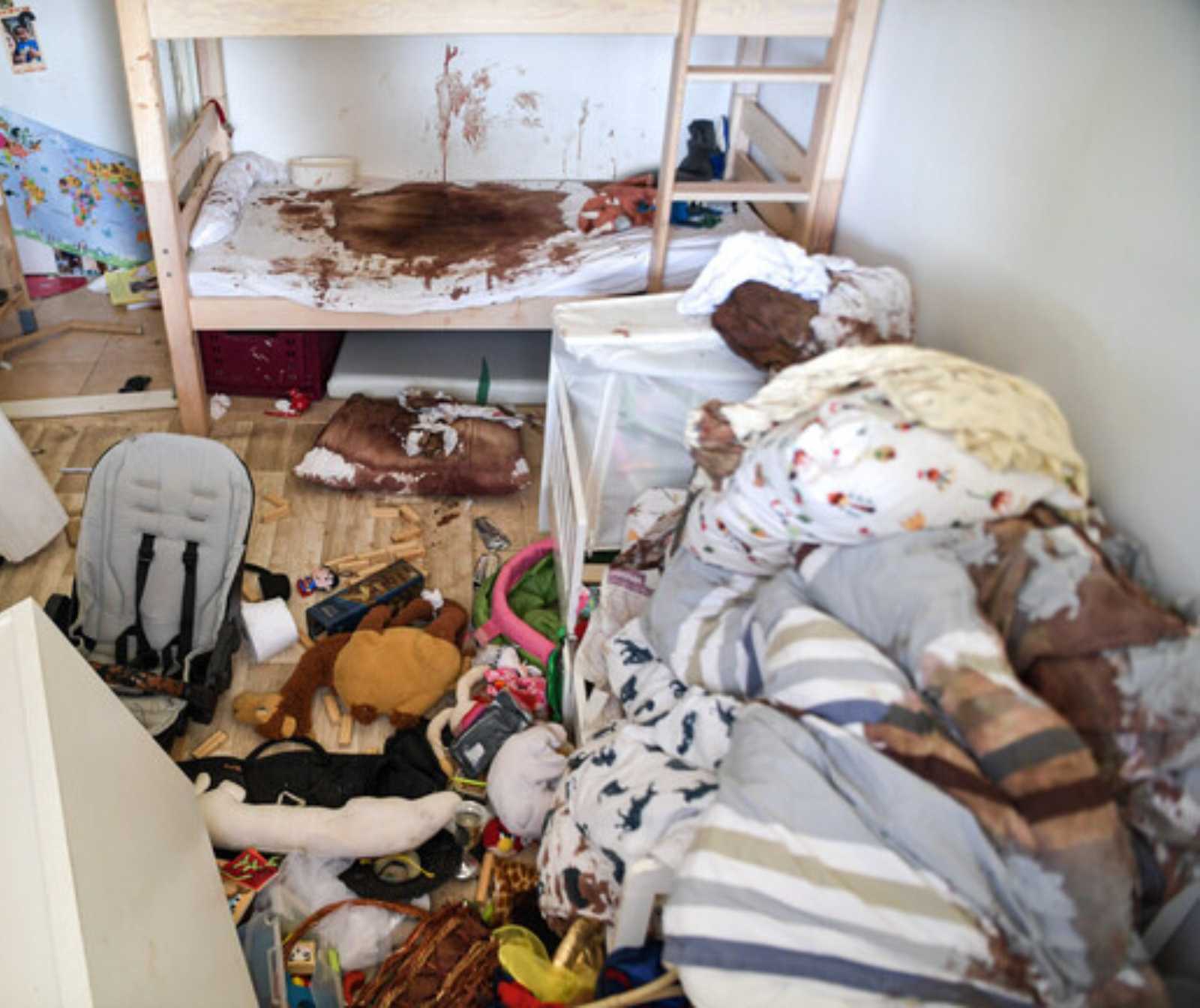ein verwüstetes Kinderzimmer. Es sind große Blutspuren in den Betten zu sehen.