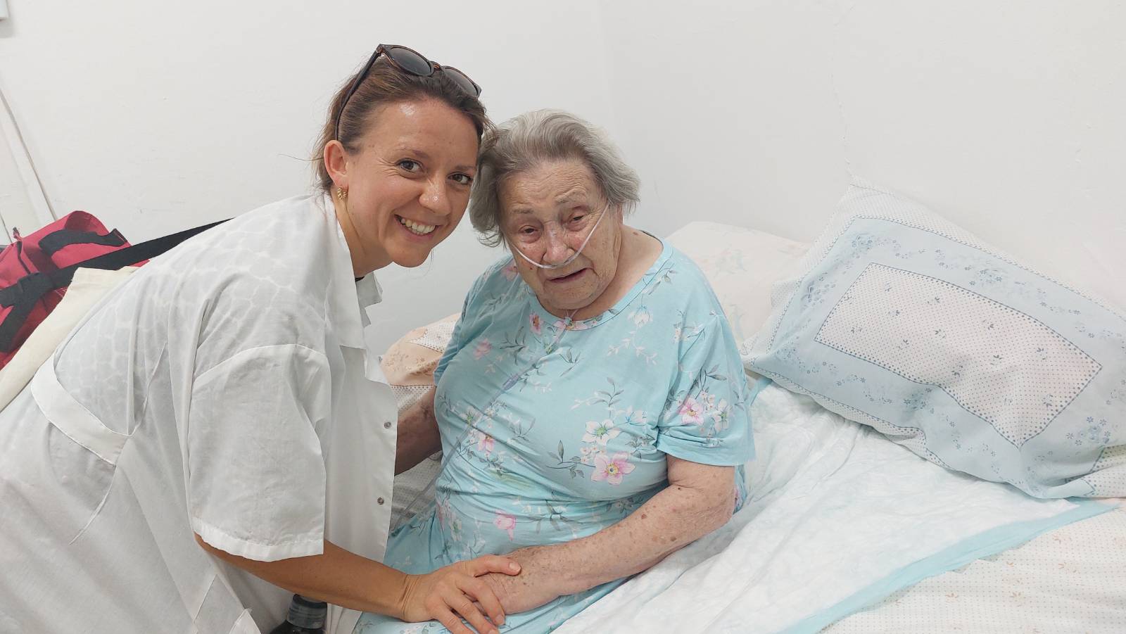 Krankenschwester Christine mit Bewohnerin Miriam