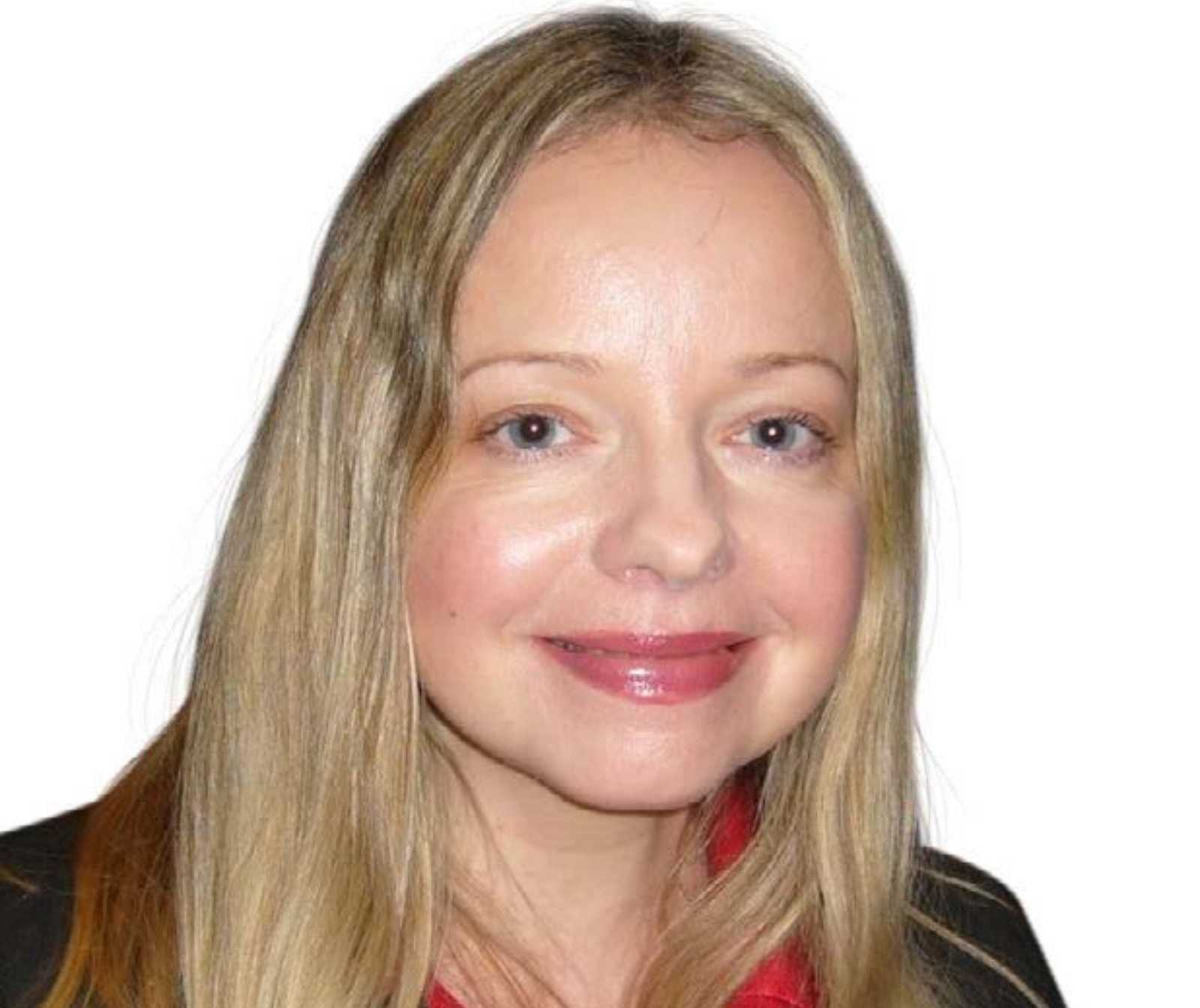 Portraitfoto einer jungen Frau mit langen blonden Haaren