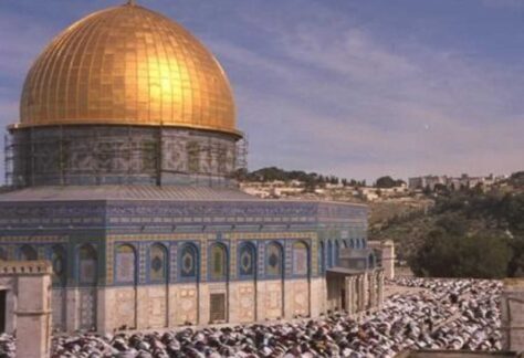 Eine betende Menschenmenge vor dem Felsendom