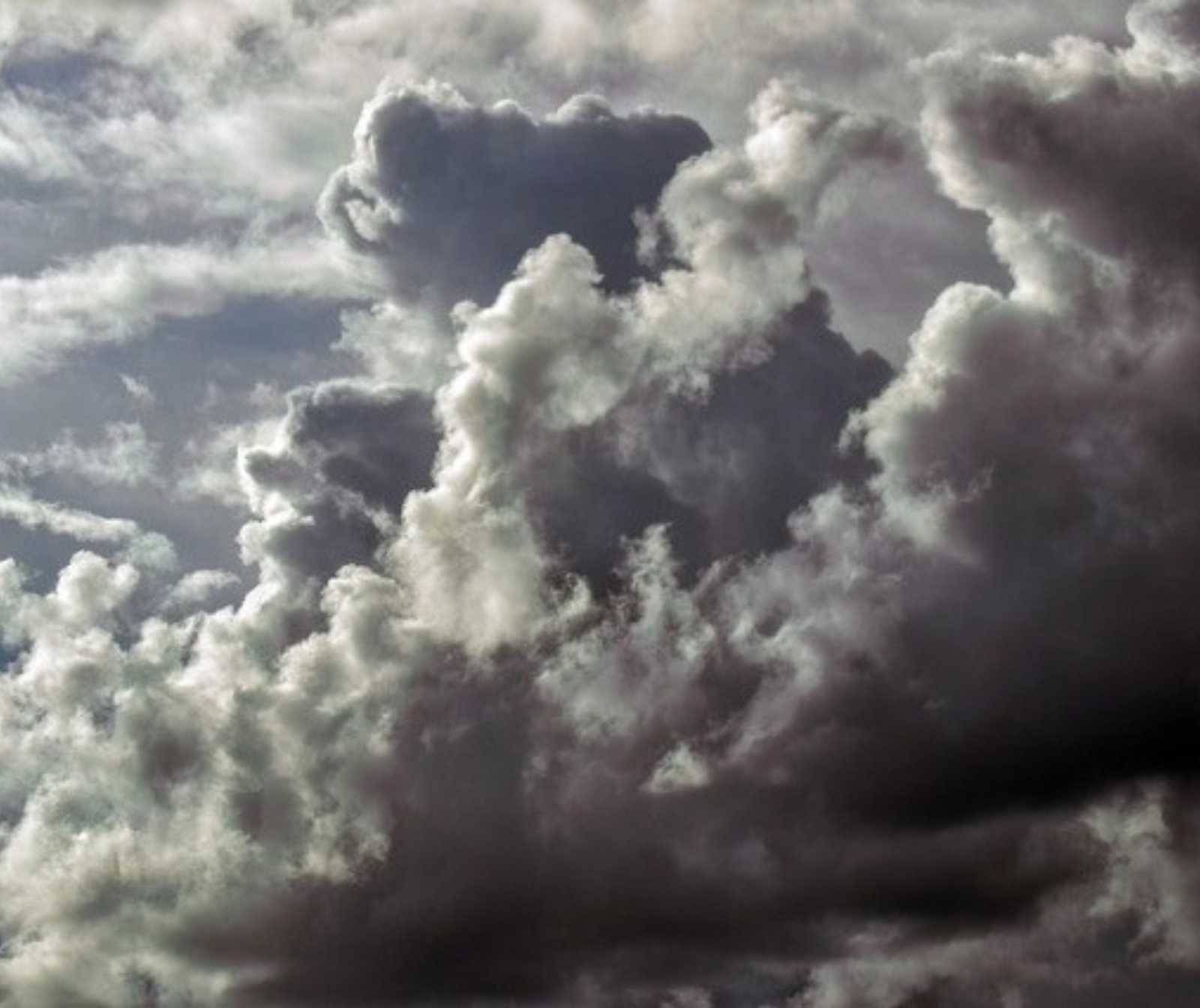 dunkle Wolken brauen sich am Himmel zusammen