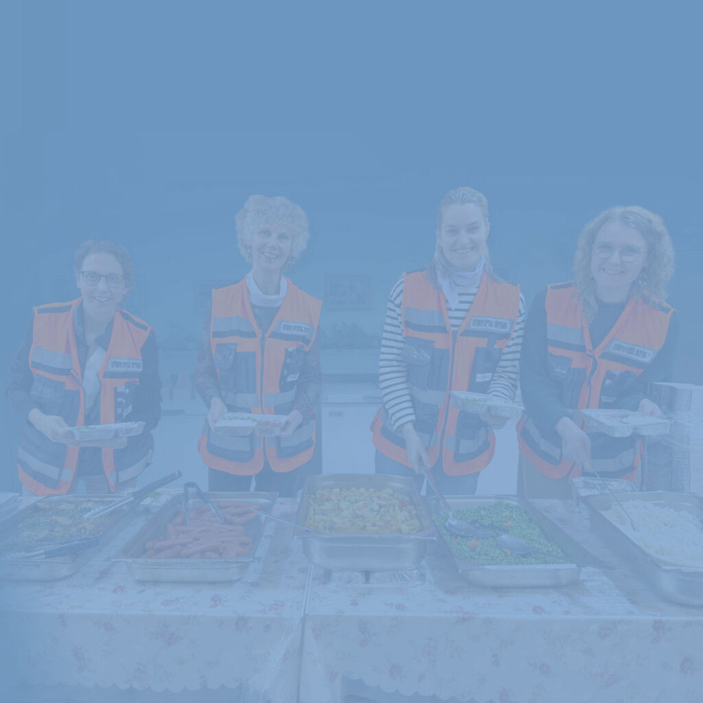 Mobil Slider Haifa-Team bei der Essensausgabe Für eine Zeit wie diese