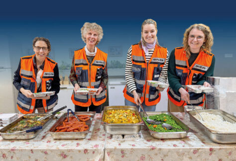 ICEJ-Mitarbeiter bei Essenausgabe Iran-Krieg