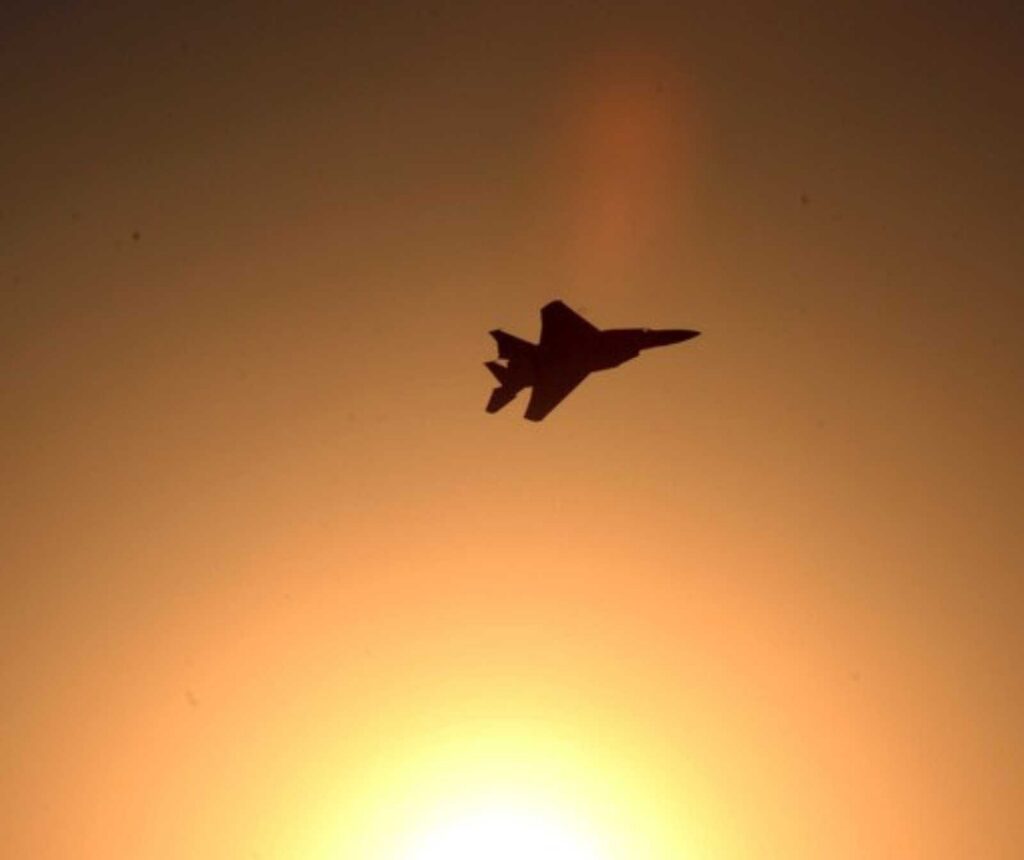 Ein Kampfjet am sonnenbeleuchteten Himmel