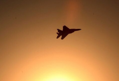 Ein Kampfjet am sonnenbeleuchteten Himmel