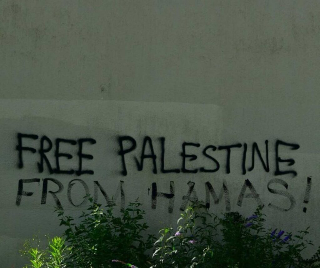 Ein Graffitti an eíner Betonwand: Free Palestine from Hamas