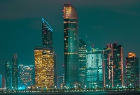 Skyline einer Stadt bei Nacht