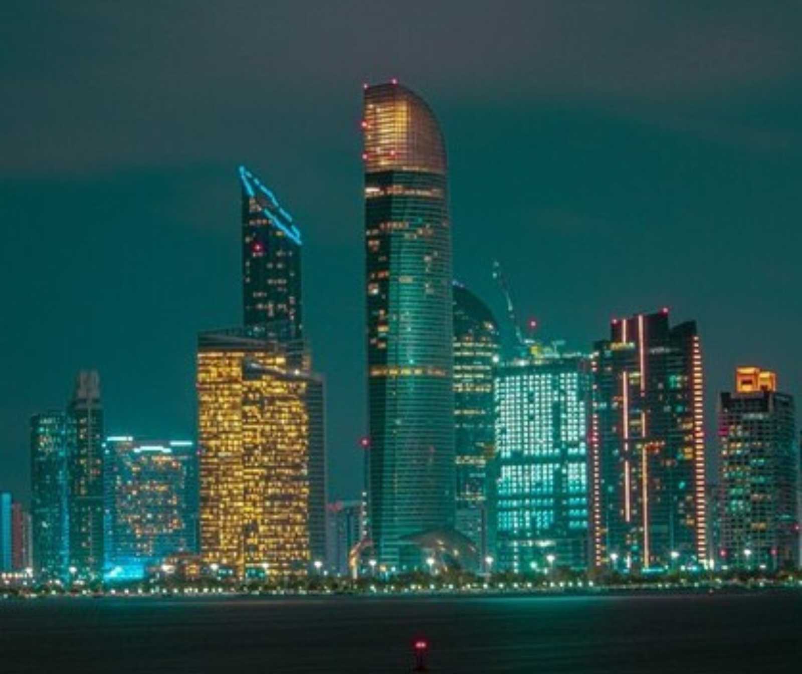 Skyline einer Stadt bei Nacht