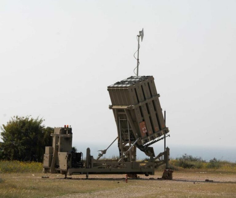 ein mobiles militärisches Raketenabwehrsystem mit Startcontainer und Antenne