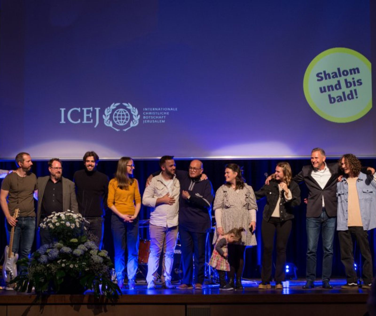 Levi Dörflinger für die ICEJ, Shilo Ben Hod und Tass Saada (beide Mitte) mit der Band aus Israel und ICEJ-Mitarbeitern bei der ICEJ-Konferenz am 30. April 2022 in Stuttgart