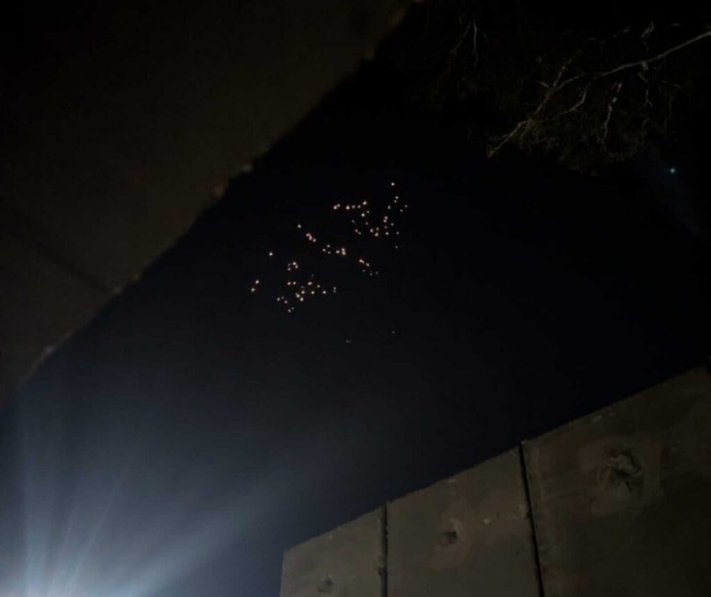 an einem Nachthimmel sind viele kleine leuchtenden nahe beieinanderstehende Punkte zu sehen