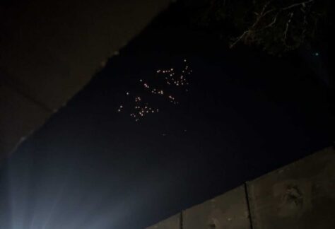 an einem Nachthimmel sind viele kleine leuchtenden nahe beieinanderstehende Punkte zu sehen