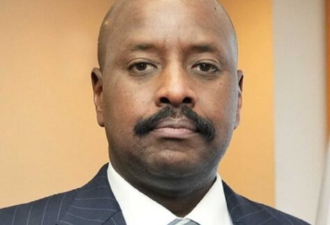 Portraitfoto eines dunkelhäutigen Mannes mit Schnäuzer, Glanze, Anzug und Krawatte