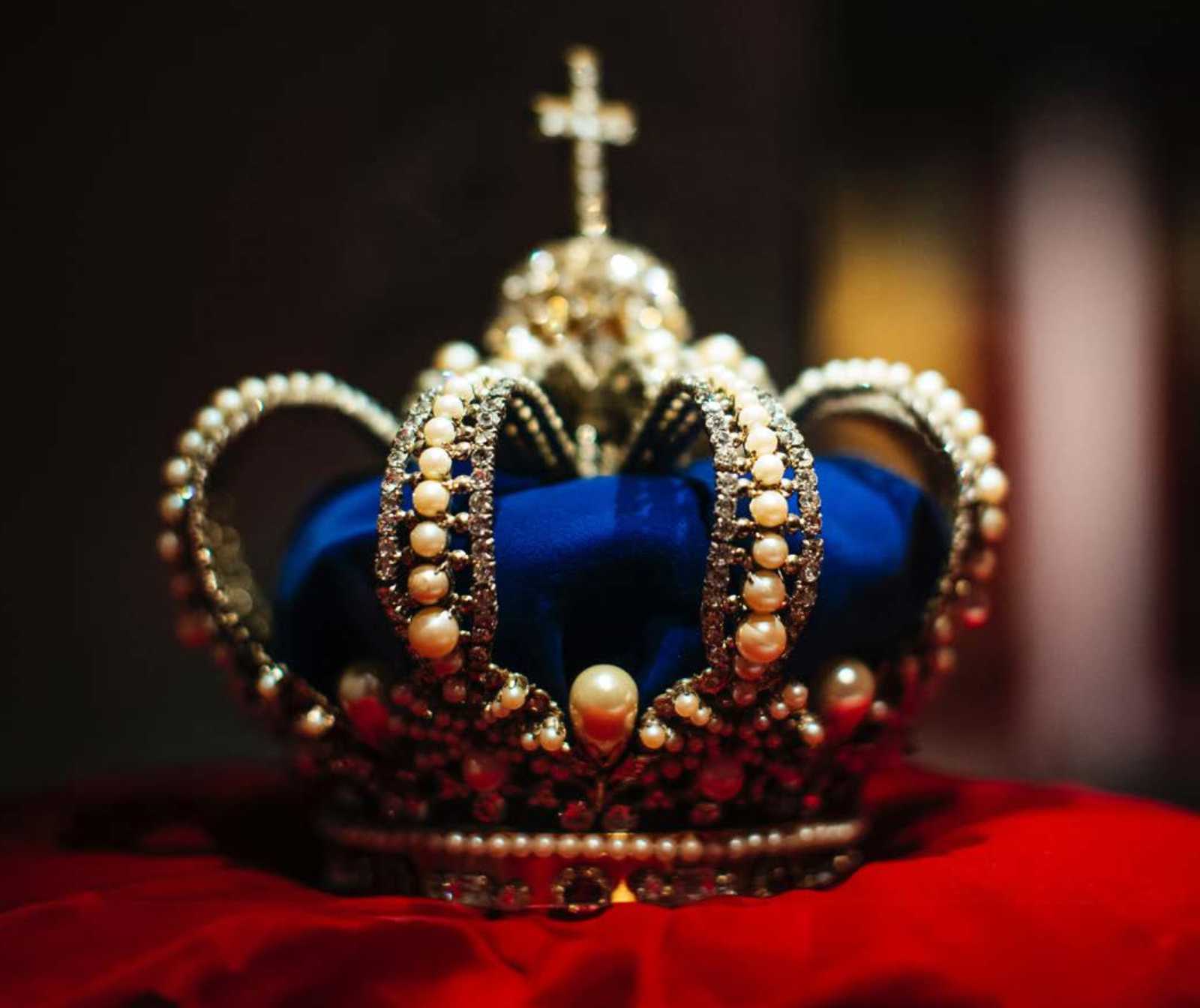 eine prächtige Königskrone mit Perlen, einem Kreuz oben und innen mit blauem Samt versehen