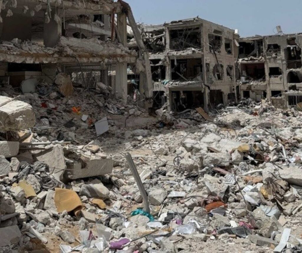 Zerststörte mehrstöckige Gebäude, überall Trümmer und Schutt