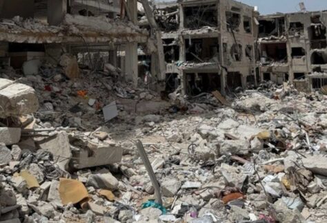 Zerststörte mehrstöckige Gebäude, überall Trümmer und Schutt