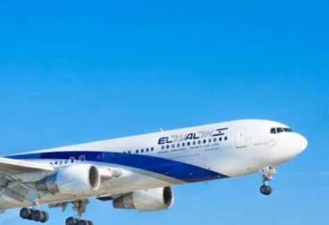 ein Flugzeug in der Luft