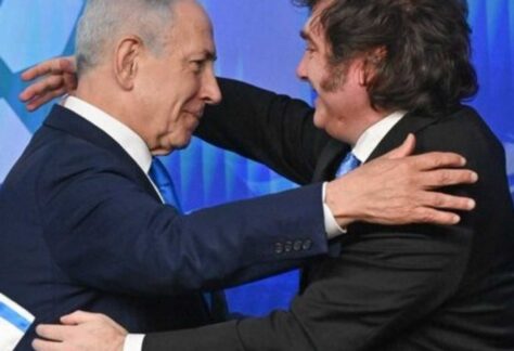 zwei Männer in Anzügen umarmen sich