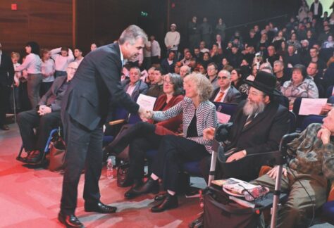 Der israelische Minister Eli Cohen (stehend) bedankte sich bei Dr. Jürgen Bühler, Nicole Yoder und Yudit Setz (von links) für die Hilfe der ICEJ.