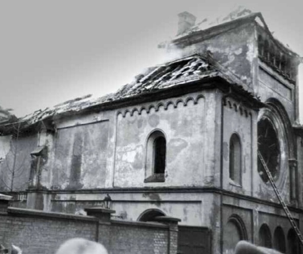 Reichspogromnacht 1938: Brennende Ohel-Jakob- Synagoge in München.