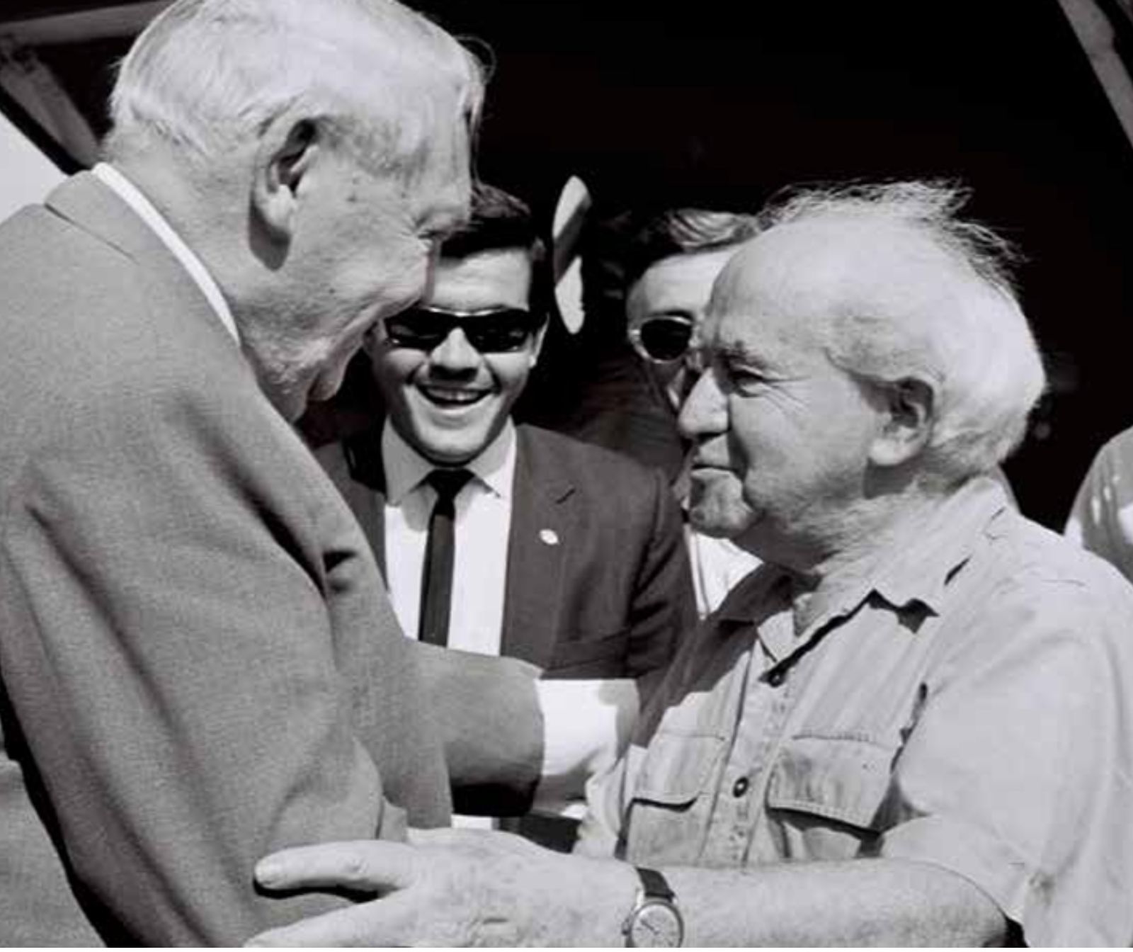 Ludwig Erhard besucht David Ben Gurion im Kibbuz Sde Boker.