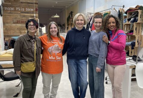 Herzliche Aufnahme im Team von Anat (ganz links). In der Mitte die ehrenamtliche Helferin aus Deutschland Cornelia Klingner.