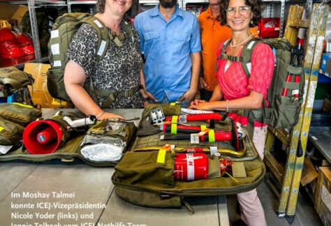 Im Moshav Talmei konnte ICEJ-Vizepräsidentin Nicole Yoder (links) und Jannie Tolhoek vom ICEJ-Nothilfe-Team ein Geländefahrzeug und Feuerlöschgeräte an Ersthelfer-Teams übergeben.