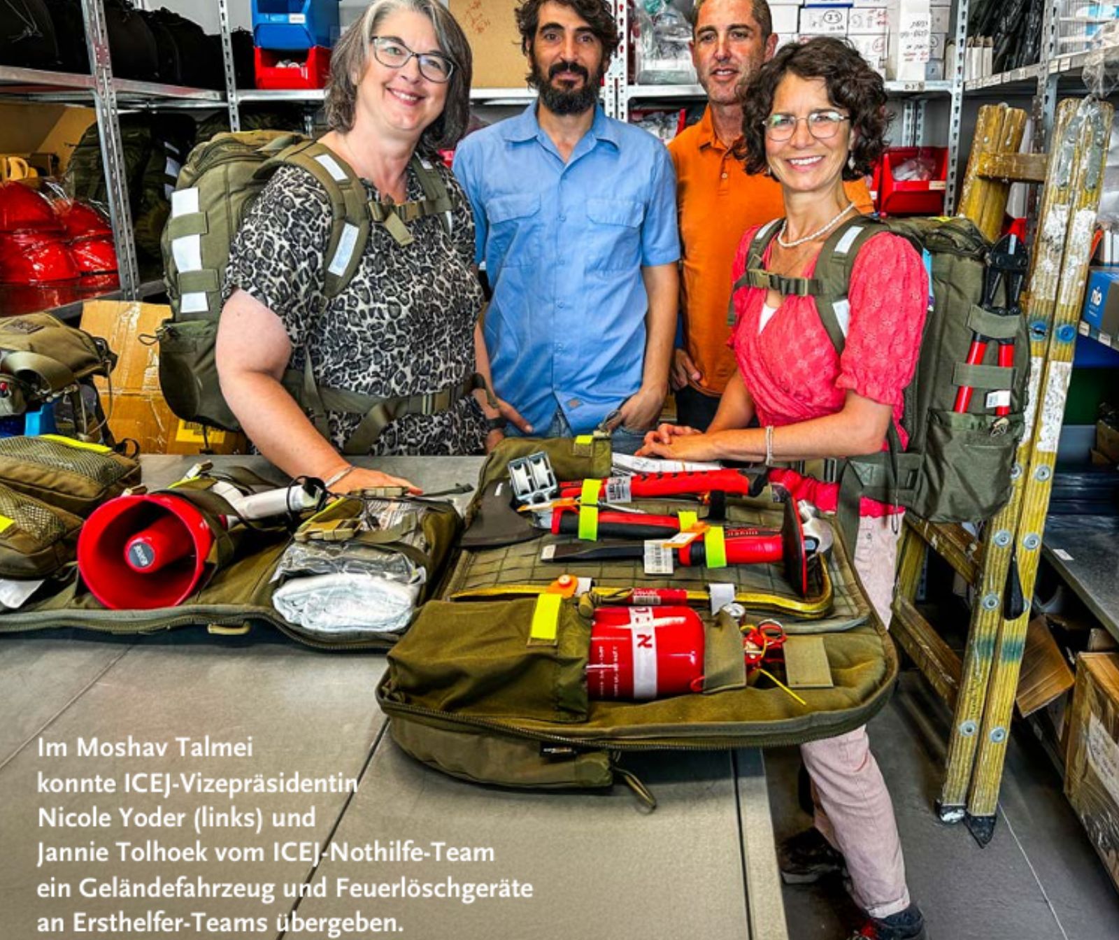 Im Moshav Talmei konnte ICEJ-Vizepräsidentin Nicole Yoder (links) und Jannie Tolhoek vom ICEJ-Nothilfe-Team ein Geländefahrzeug und Feuerlöschgeräte an Ersthelfer-Teams übergeben.