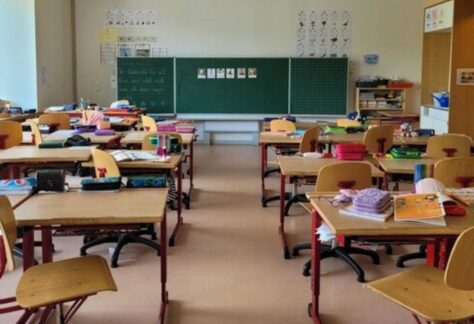ein leeres Klassenzimmer. Ansicht von hinten nach vorne zur Tafel