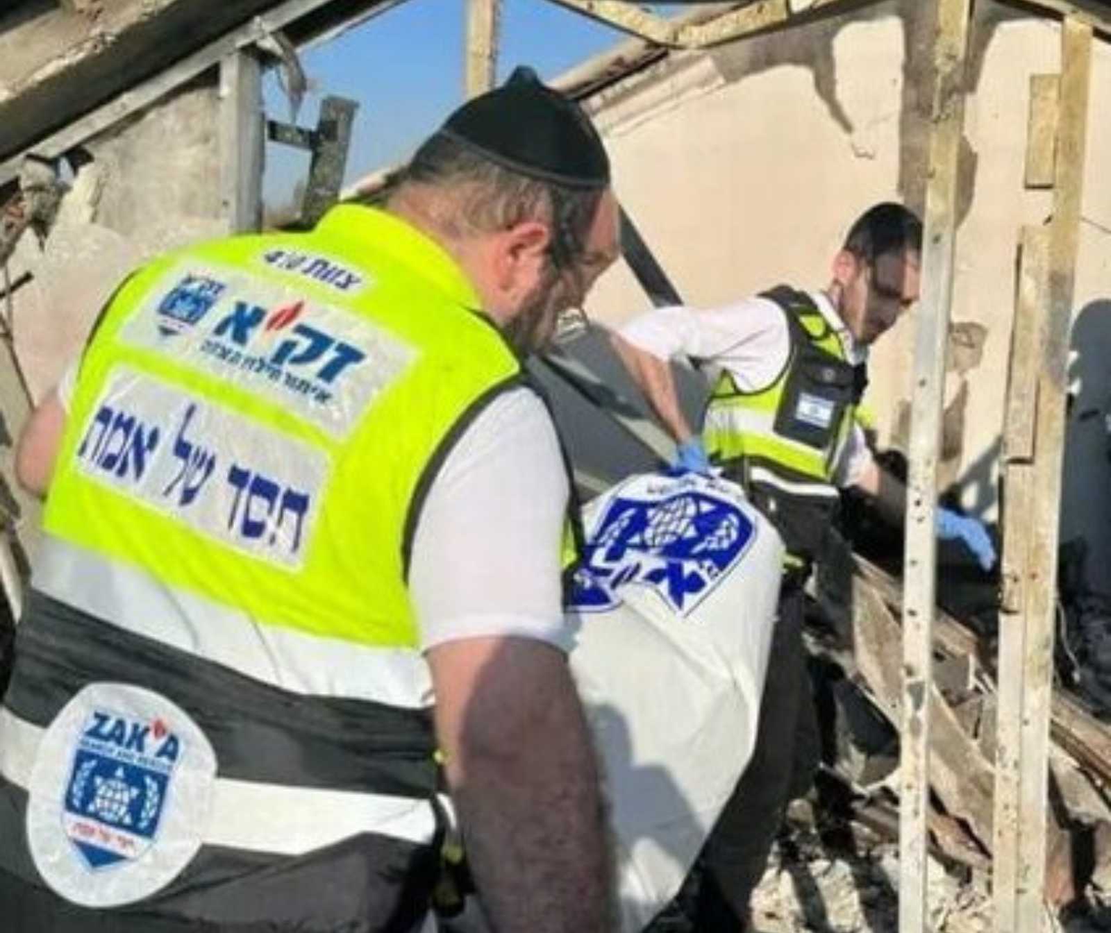 Israelische Rettungskräfte in Einsatzkleidung. Ein Mann trägt eine Kippa