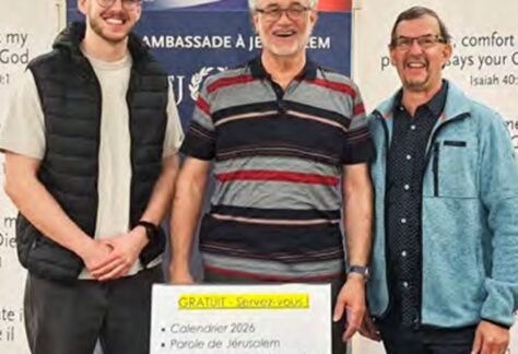 Timothée Gerber, Dominique Walter und Markus Lauber, Pastor und Bibellehrer im Togo, haben sich auf die vielen Besucher vorbeitet