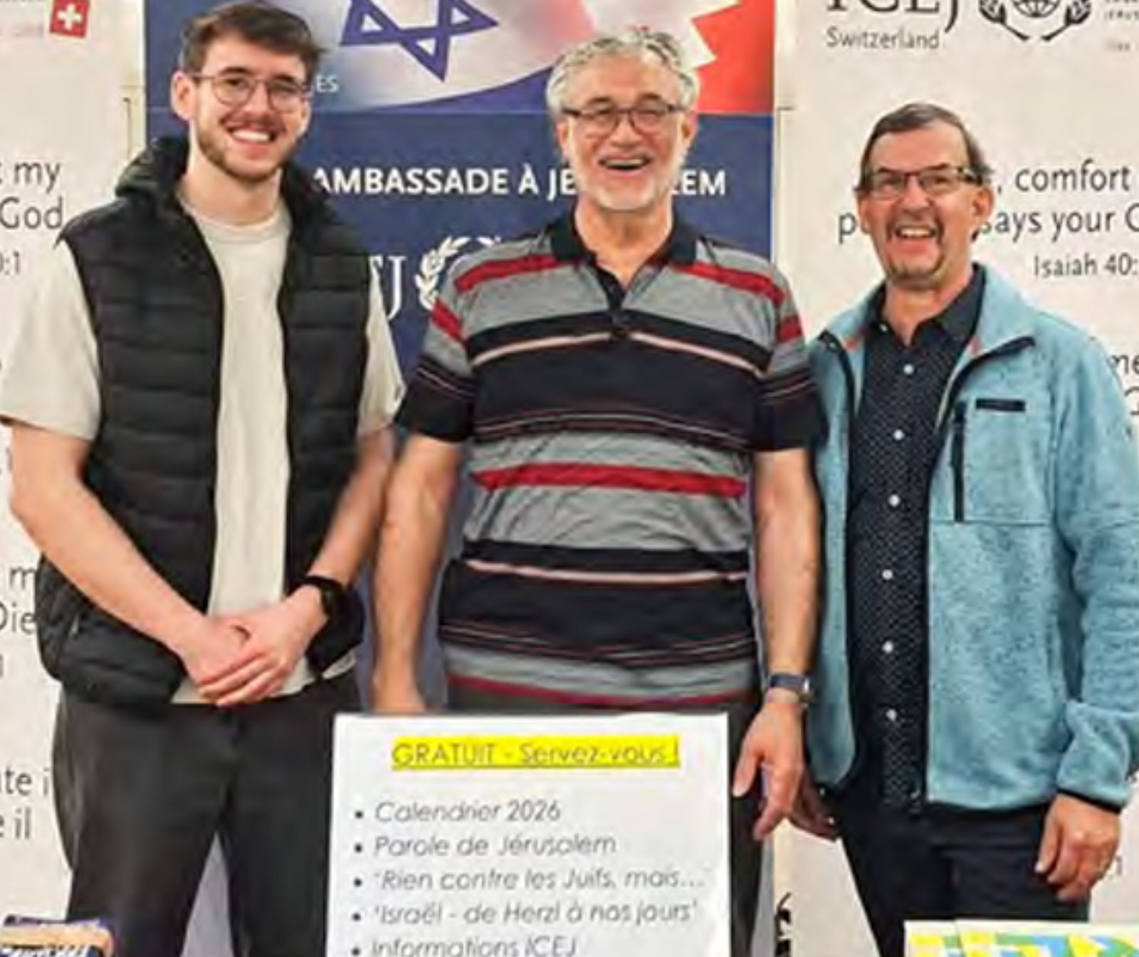 Timothée Gerber, Dominique Walter und Markus Lauber, Pastor und Bibellehrer im Togo, haben sich auf die vielen Besucher vorbeitet