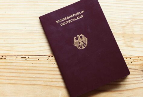 Ein Pass der Deutschen Bundesrepublik liegt auf einem Tisch